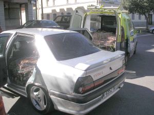 El turismo -un Renault 19 Chamade- cargado de hilos de cobre en su parte trasera, a las puertas del cuartel de la Guardia Civil. / E. G. R./
