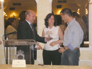 Trinidad recibe el premio de manos del primer teniente de alcalde. / E. G. R./