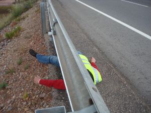 Kilómetro 1,100 de la carretera Cáceres-Badajoz; el cuerpo cabe bajo la nueva chapa. / HOY/