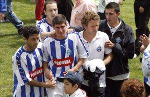 Los cerristas Jorge, Alberto y Ballarino consuelan a Juanqui tras la eliminación de su equipo. / ALFONSO/