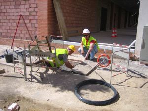 Dos trabajadores de Cablex, trabajando en Cerro Gordo. / HOY/