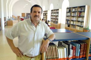 Justo Vila en la Biblioteca de Extremadura rodeado de su destino favorito en vacaciones, la literatura. / HOY/
