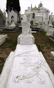 Sepultura en el cementerio romántico./