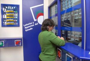 SORTEO DEL 22 DE DICIEMBRE. Una mujer comprando lotería en una administración de la ciudad. / CASIMIRO MORENO/