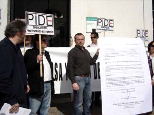 Los delegados de PIDE en su singular protesta, con escritos 'tamaño sábana'. / BRÍGIDO/