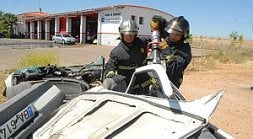 Dos bomberos del Parque de Mérida en plenas labores de excarcelación de un vehículo. / BRÍGIDO/