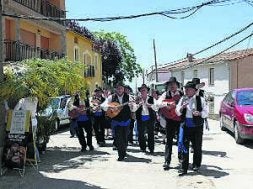 La Ronda de las Nieves de 'rondeo' por las calles de Guijo. / MAM/