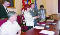 Los regidores español y francés se intercambiaron regalos. / A.C./