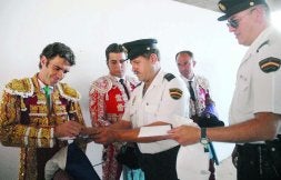 Ni la Policía Nacional se resistió a pedirle un autógrafo a José Tomás. /CASIMIRO MORENO/