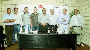 En el centro, Guerrero, flanqueado por Álvaro Roa, Fernando Valbuena y el resto de la directiva. / G. C. B./