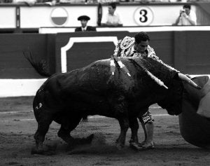 Luis Bolívar arrimándose a un toro durante una corrida. /HOY/