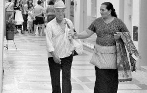 Dos vendedores ambulantes buscan un lugar idóneo para vender sus productos en la principal calle comercial de Elvas. /ESPERANZA RUBIO./