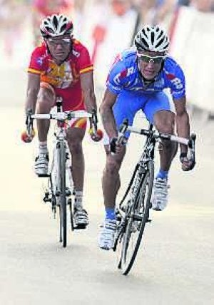 Alexander Kolobnev y Joaquín Rodríguez luchan por la plata. / AFP/