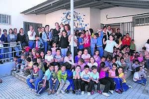 Parte de la comunidad educativa de San Miguel, en el paro-concentración de ayer en el colegio./ PALMA/