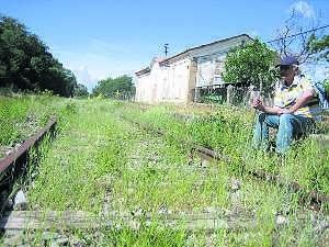 Un viajero en la estación de Baños, en desuso desde que se cerró el tramo Plasencia-Astorga. / HOY/
