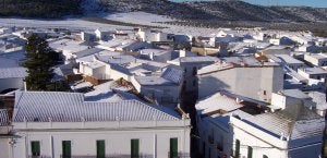 Vista panorámica de los tejados de la localidad pacense de Los Santos de Maimona cubiertos por la nevada. :: LUCIO POVES/