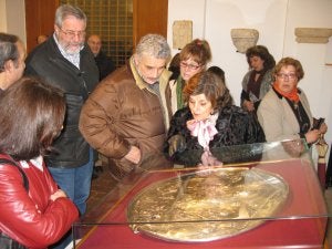 Los arqueólogos Blasco y Alexón observan la réplica. :: G. C./