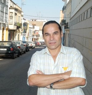Rogelio Durán fotografiado en el año 2005 en la calle de Badajoz donde nació. :: HOY/