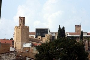 El cubo de Biblioteconomía tras la torre de Espantaperros. :: HOY/