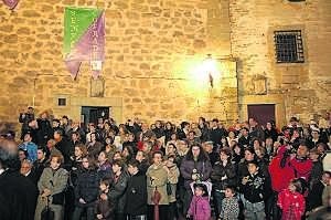 A pesar de la lluvia numeroso público esperó el desfile./