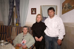 La abuela y los padres de Francisco Javier, con la última foto que se hizo el joven. :: EMILIO PIÑERO Denuncia puesta por el padre de Javi. :: CEDIDA/