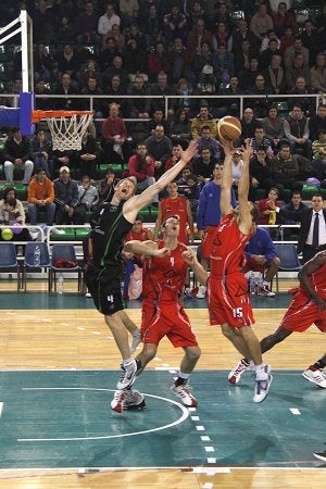 Naymick y J. García saltan a por un balón en la primera vuelta. :: HOY/