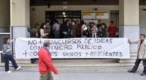 Un grupo de padres, en la manifestación de ayer. :: J.V.ARNELAS/