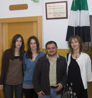 Director del centro, la mujer y las hijas de Ángel Campos. ::
J.C.L./