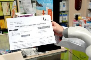 El soporte en papel (la receta electrónica está en el ordenador) de un usuario en una farmacia de Mérida. :: BRÍGIDO/