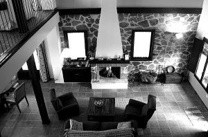 Salón principipal de la casa, con amplias vistas hacia las sierras cercanas./