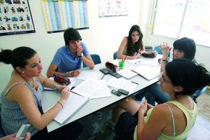 Una profesora prepara a cuatro alumnos en un curso intensivo en la academia Biblos. :: ALFONSO/