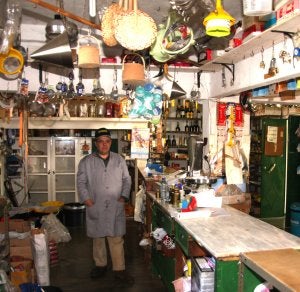 Interior de una tienda de El Marco portugués con su propietario./