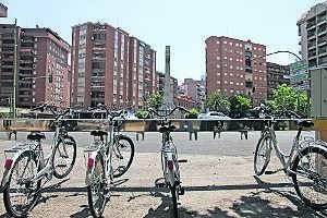 Bicicletas del servicio de préstamo junto a la Cruz de los Caídos, a la espera de ser utilizadas. :: ARMANDO/
