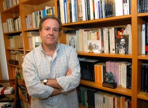 Álvaro Valverde, esta semana, en su casa de Plasencia. El poeta ha utlimado un nuevo libro que ya está en manos de su editor habitual, Tusquets. :: DAVID PALMA/