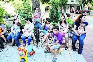 Un grupo de madres da el pecho a sus hijos ayer por la tarde en Cánovas . :: ARMANDO/