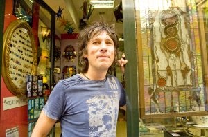 El artista vidriero Peter Thomas posa a la entrada de su taller PTK-Vidrioart, situado en la calle Felipe Checa. :: PAKOPÍ/