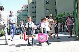 Alumnas del colegio concertado Santa Cecilia (Carmelitas), ayer a la salida del centro. :: JORGE REY/