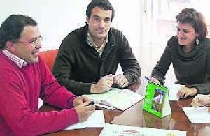 El presidente, gerente y técnica de la Mancomunidad. :: R. MOLINA/