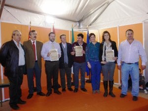 Los premiados lucen orgullosos el diploma que distingue sus productos como los mejores :: A. ORTIZ/