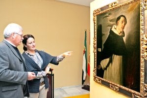Román Hernández Nieves, director del Museo y la diputada Inmaculada Bonilla ante la obra. :: S. R./