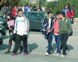 Alumnos a la salida de su instituto en Mérida. :: BRÍGIDO/