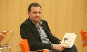 El poeta Basilio Sánchez con un ejemplar de su libro. :: LORENZO CORDERO/