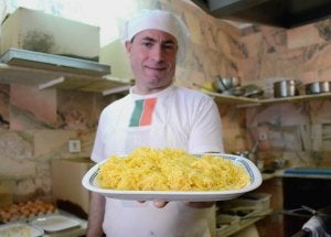 Cortar la patata. Una máquina especial corta cada patata en tiras muy finas./