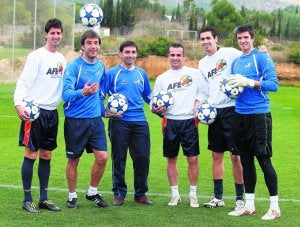 Con toda la ilusión. De izquierda a derecha Israel Losa, Jorge Azkoitia, Asier Garitano, Iván Romero, Fali y Xabi Pascual. :: FOTOS ALEX DOMÍNGUEZ/