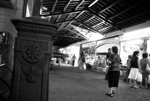 Usuarios y comerciantes en el interior del Mercado Municipal de Calatrava. :: BRÍGIDO/