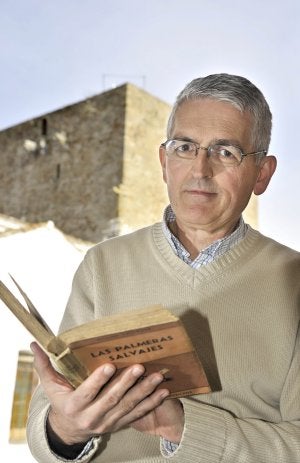 En su ciudad. Luis Alfonso Limpo Píriz ha escrito e investigado sobre la historia de Olivenza, donde dirige la biblioteca-archivo municipal. :: ARNELAS/