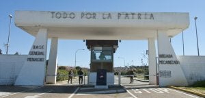 La base militar General Menacho extremó ayer los controles de seguridad en las instalaciones. :: PAKOPÍ/