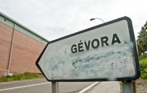 El letrero de entrada a Gévora tiene borrado el topónimo 'Del Caudillo' desde hace tiempo. :: PAKOPÍ/