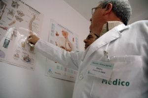 Dos médicos de primaria en un centro de salud de Mérida. :: BRÍGIDO/