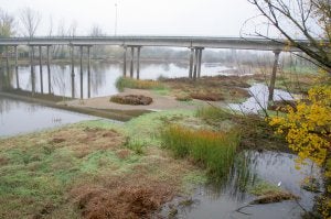 Río Alagón a su paso por la ciudad de Coria. :: KARPINT/